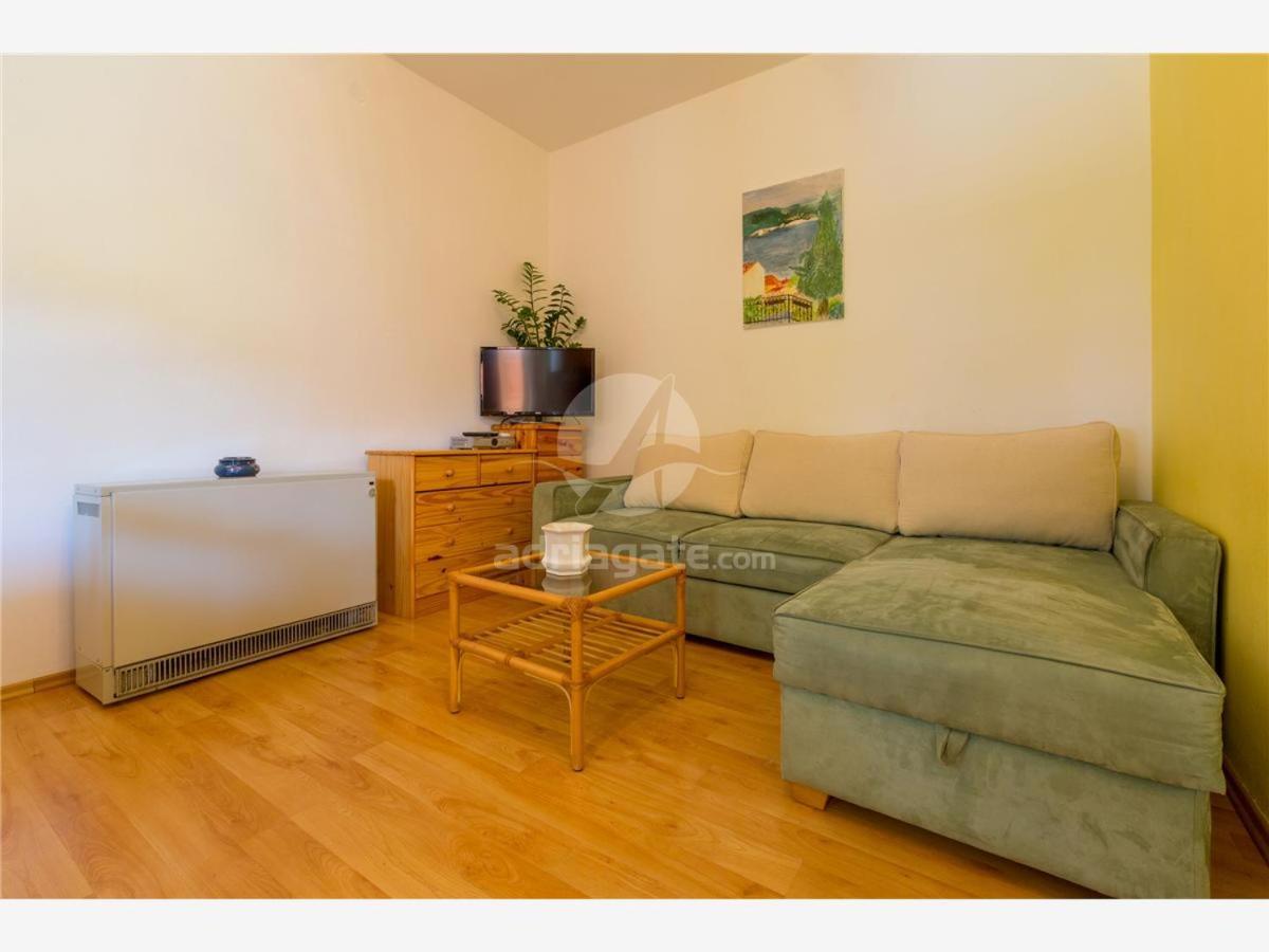 Apartment Dora *