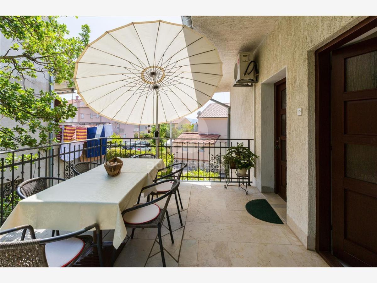 Apartment Dora *